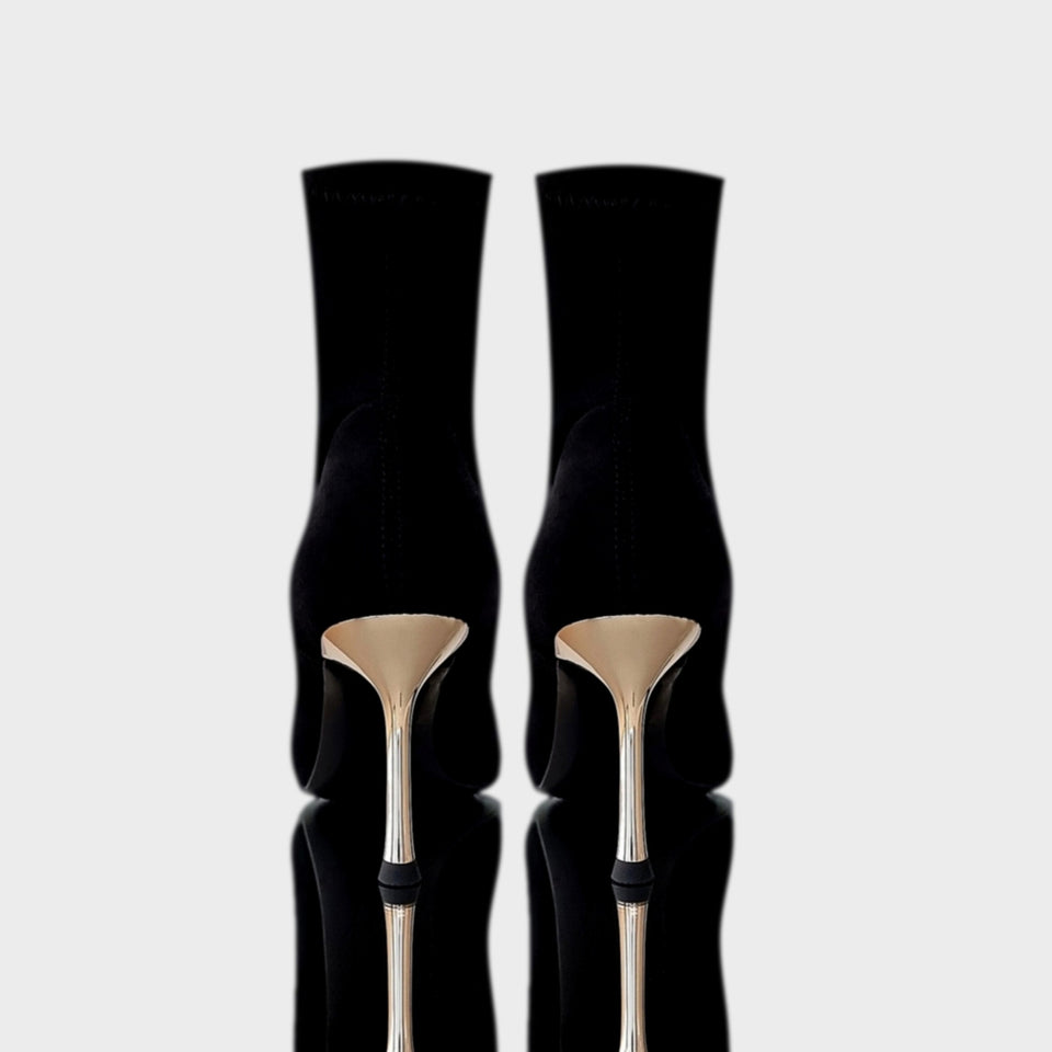 La chica de los stilettos Vista de Talón y Taco de Botas Elastizadas Kelly en Neoprene Flexible Negro con Detalle de Puntera y Taco de 9 cm en Metal Dorado