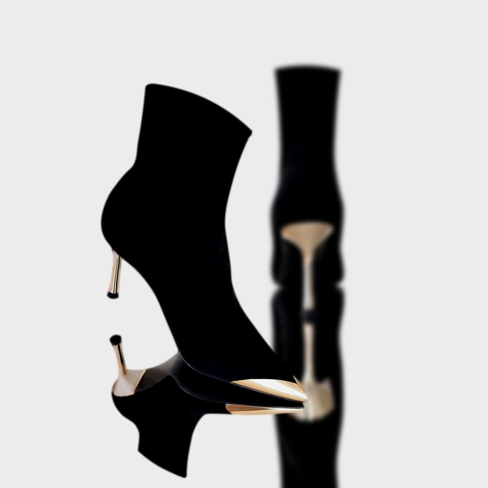 La chica de los stilettos Botas Elastizadas Kelly en Neoprene Flexible Negro con Detalle de Puntera y Taco de 9 cm en Metal Dorado