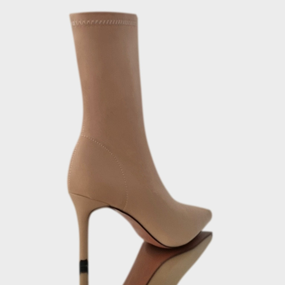 La chica de los stilettos Vista de Talón y Taco de Botas Mila Beige en Neoprene Flexible Negro con Taco de 7 cm