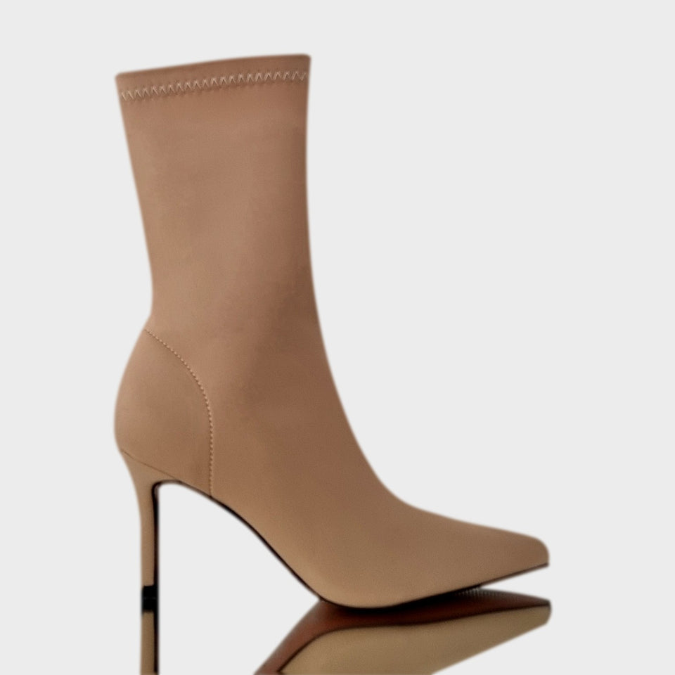 La chica de los stilettos Botas Mila Beige en Neoprene Flexible Beige con Taco de 7 cm