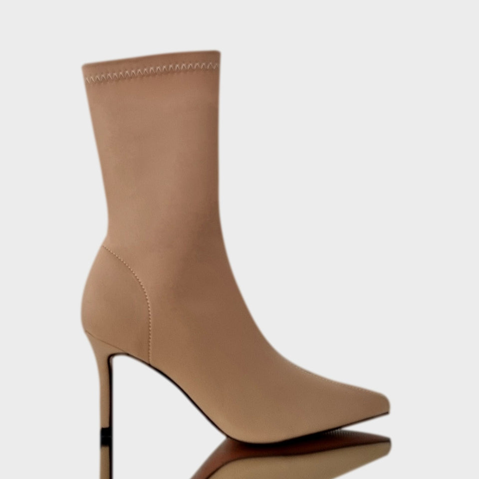 La chica de los stilettos Botas Mila Beige en Neoprene Flexible Beige con Taco de 7 cm