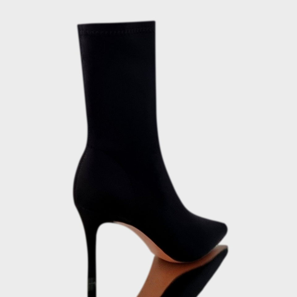 La chica de los stilettos Vista de Talón y Taco de Botas Mila Black en Neoprene Flexible Negro con Taco de 7 cm