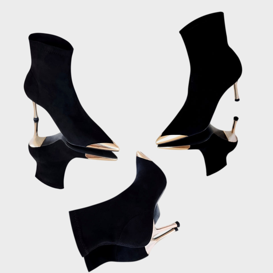 La chica de los stilettos Conjunto de Botas Elastizadas Kelly en Neoprene Flexible Negro con Detalle de Puntera y Taco de 9 cm en Metal Dorado