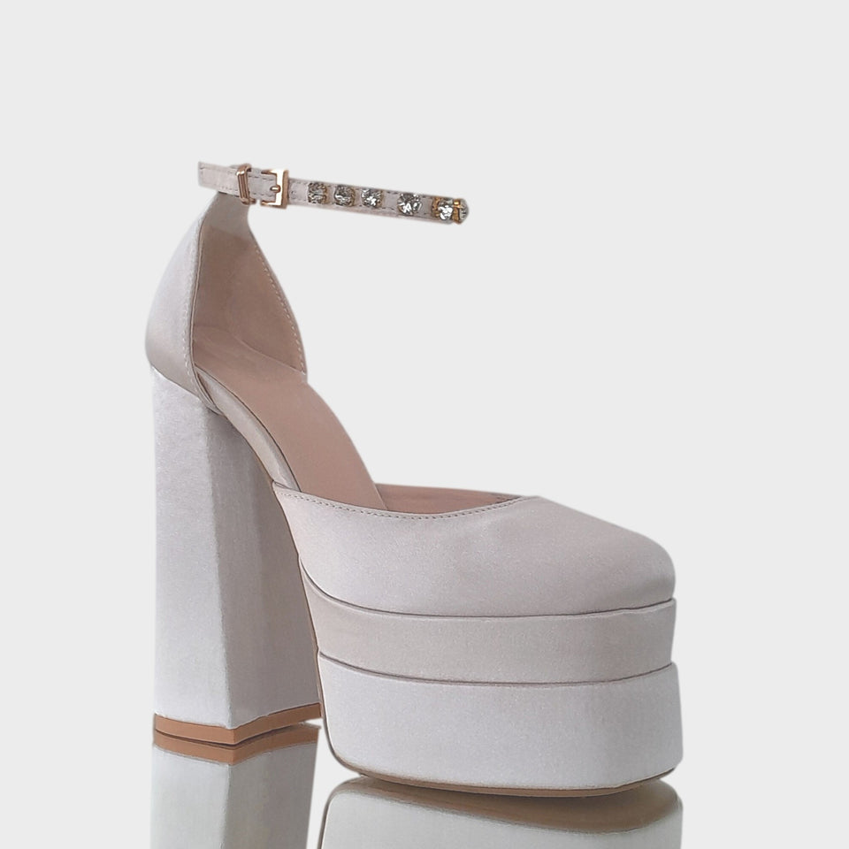 Vista lateral de zapatos con doble plataforma en raso satinado gris perlado con pulsera de cristales y taco bloque de 14 cm