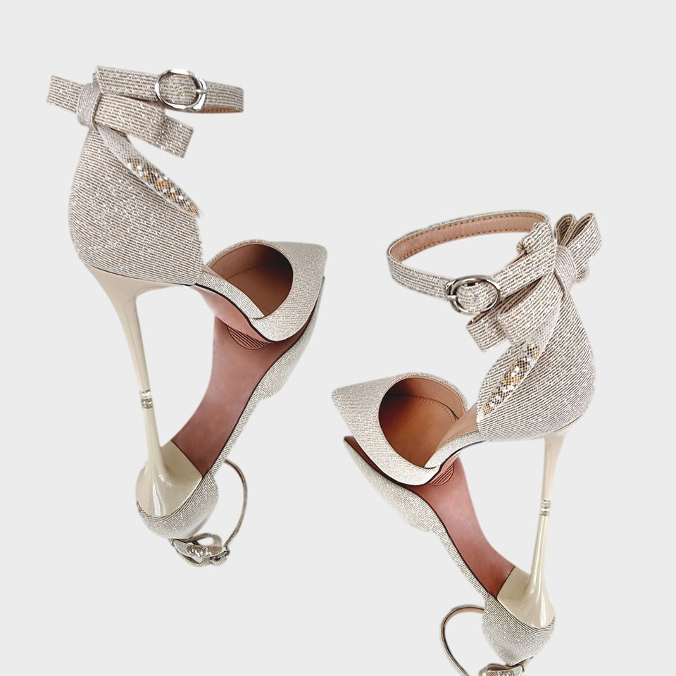 La chica de los stilettos Par de Stilettos Samy Beige en Cuero PU con Acabado Brillante Moño en el Talón Pulsera al Tobillo y Taco Acrílico Beige de 10 cm