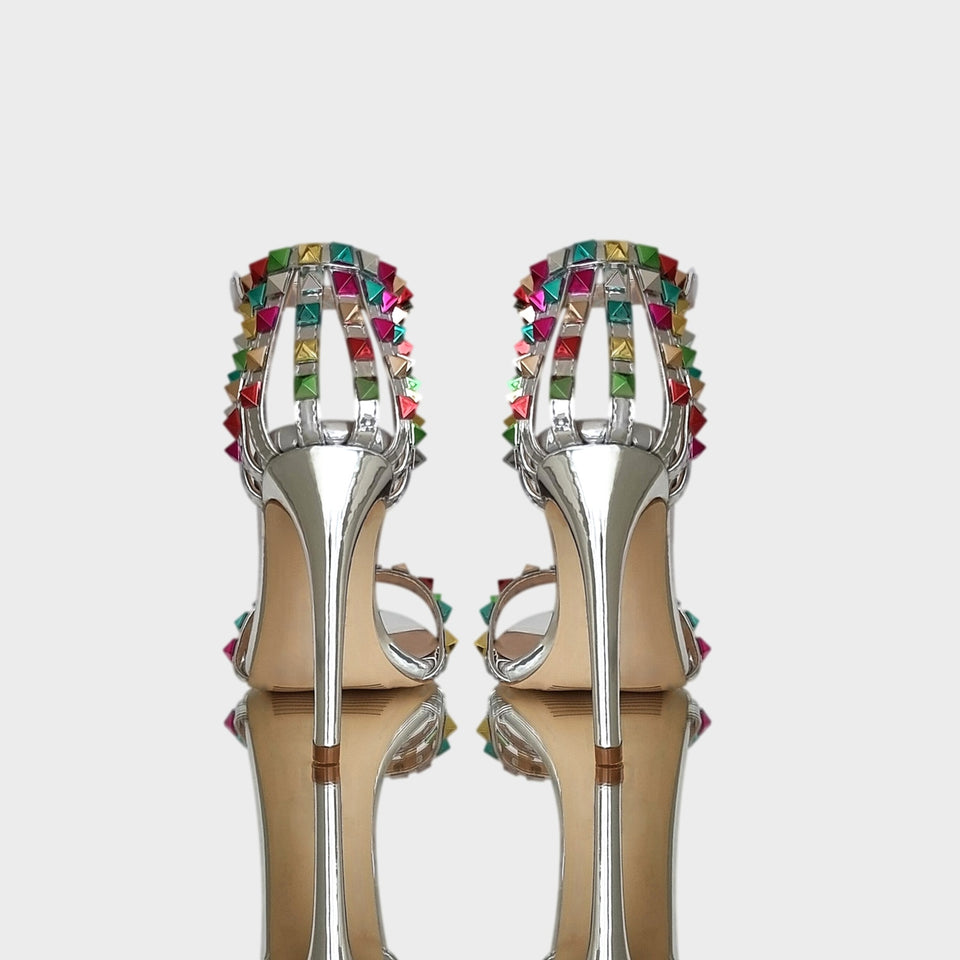 La chica de los stilettos Vista de Talón y Taco de Sandalias Skye Silver en Material Espejado Plata con Aplicaciones Multicolores y Taco de 11 cm