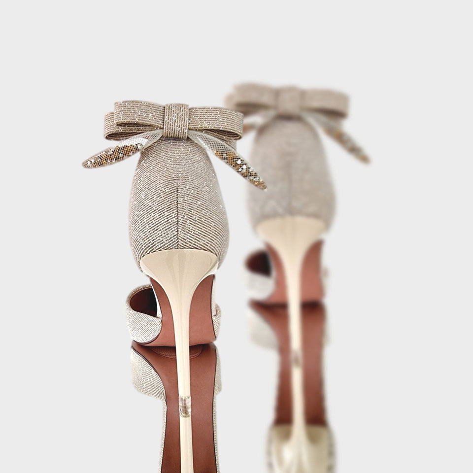 La chica de los stilettos Vista de Talón y Taco de Stilettos Samy Beige en Cuero PU con Acabado Brillante Moño en el Talón Pulsera al Tobillo y Taco Acrílico Beige de 10 cm