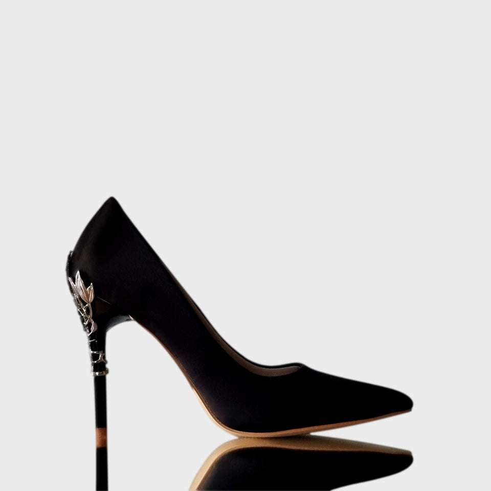 La chica de los stilettos Stilettos Ava 21 Black en Raso Negro con Detalle de Metal en Talón y Taco y Delicado Taco de Acrílico al Tono de 10.5 cm