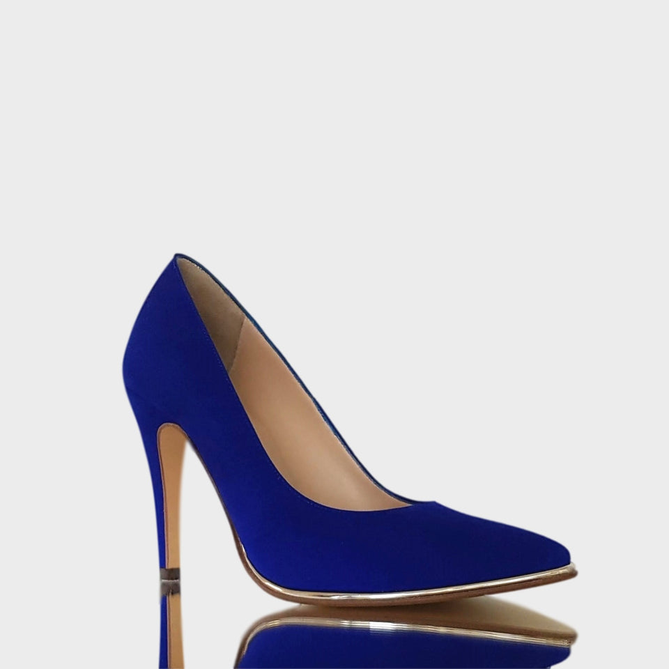 La chica de los stilettos Vista Lateral de Stilettos Ivy Azul Eléctrico en Gamuza Natural con Virón Platino y Taco 10 cm