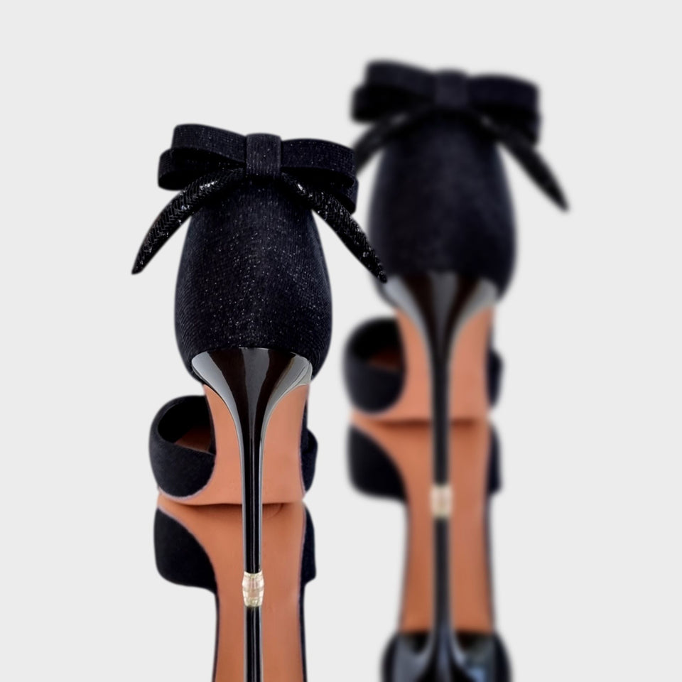 La chica de los stilettos Vista de Talón y Taco de Stilettos Samy Black en Cuero PU con Acabado Brillante Moño en el Talón Pulsera al Tobillo y Taco Acrílico Negro de 10 cm 