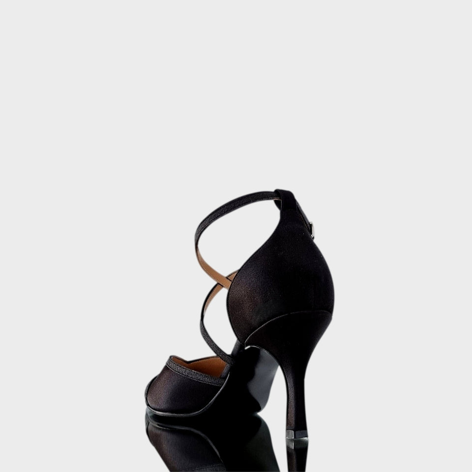 Vista de Talón y Taco de Zapatos Alisa Black en Raso Negro con Tiras Cruzadas de Glitter Negro en Empeine y con Taco de 7 cm