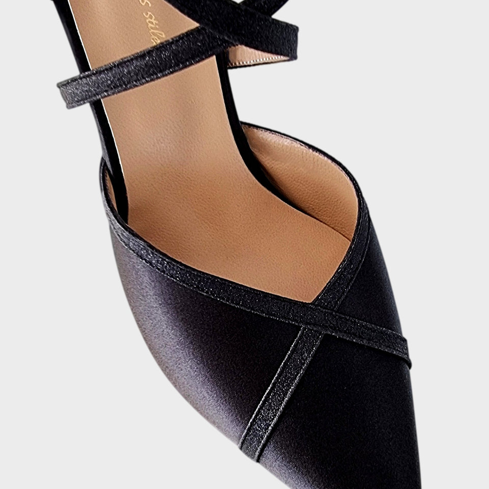 Detalle Capellada Zapatos Alisa Black en Raso Negro con Tiras Cruzadas de Glitter Negro en Empeine y con Taco de 7 cm
