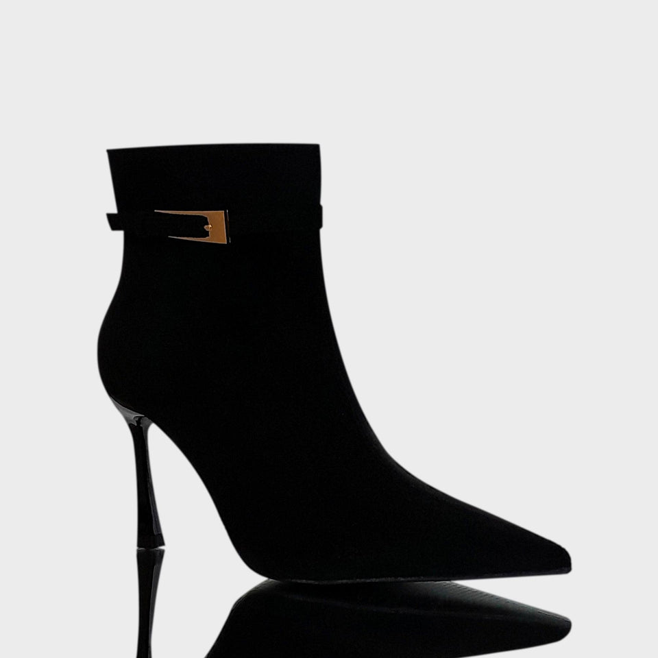 La chica de los stilettos Vista Lateral de Botas Blake Black en Gamuza Negra con Taco Acrílico Negro de 9 cm y Detalle de Hebilla en Metal Oro