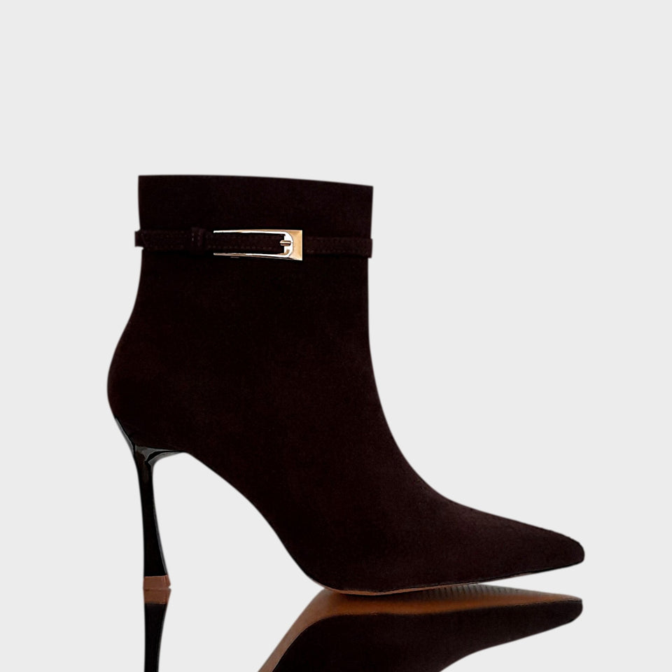 La chica de los stilettos Botas Blake Brown en Gamuza Marrón, con Taco Acrílico Marrón de 9 cm y Detalle de Hebilla en Metal Oro