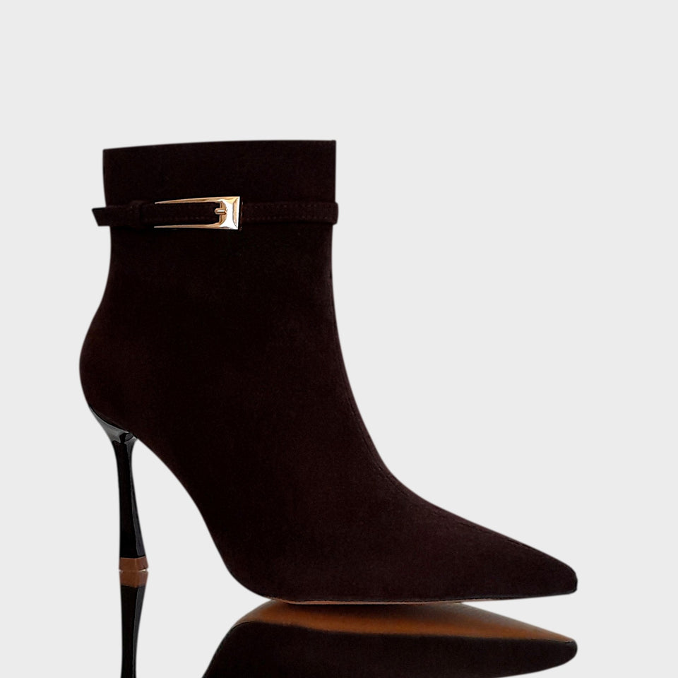 La chica de los stilettos Vista Lateral de Botas Blake Brown en Gamuza Marrón, con Taco Acrílico Marrón de 9 cm y Detalle de Hebilla en Metal Oro