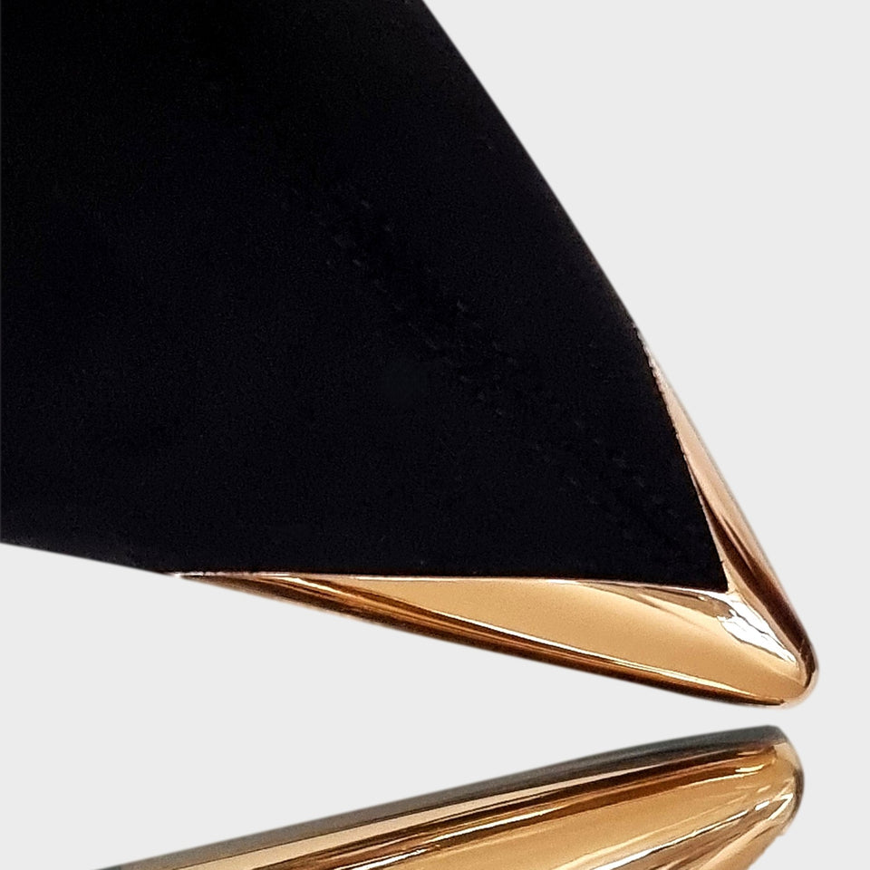 La chica de los stilettos Vista en Detalle de Puntera de Botas Elastizadas Kelly en Gamuza Ecológica Negra con Puntera y Taco de 9 cm en Metal Dorado