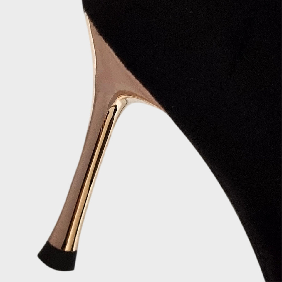 La chica de los stilettos Vista en Detalle de Taco de Botas Elastizadas Kelly en Gamuza Ecológica Negra con Puntera y Taco de 9 cm en Metal Dorado
