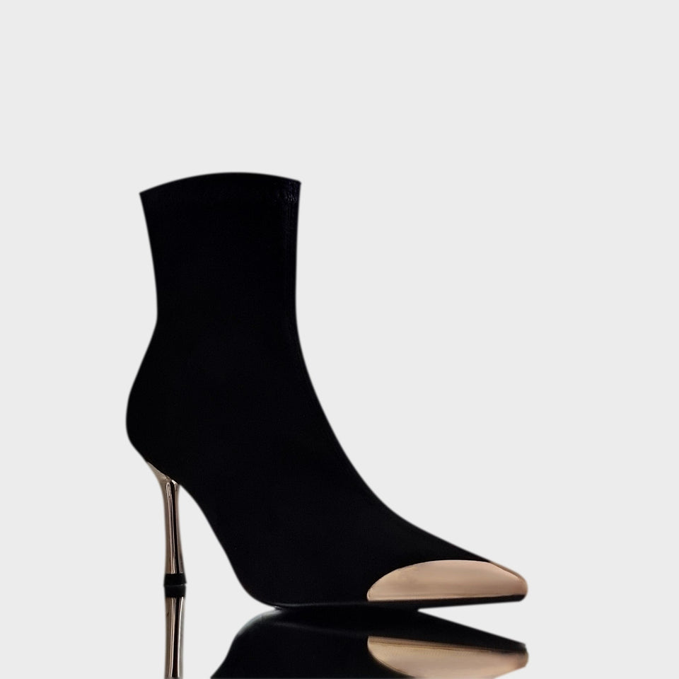 La chica de los stilettos Vista Lateral de Botas Elastizadas Kelly en Gamuza Ecológica Negra con Detalle de Puntera y Taco de 9 cm en Metal Dorado