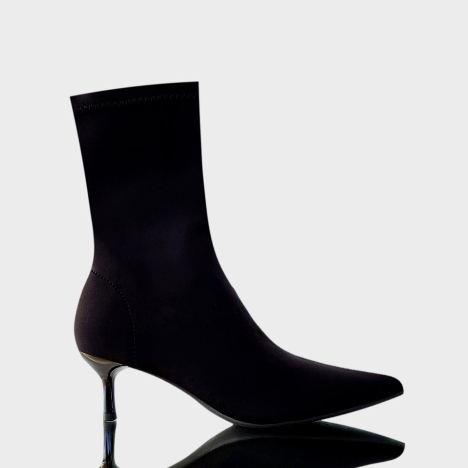 La chica de los stilettos Botas de Neoprene Flexible en Color Negro con Taco Acrílico Negro de 5 cm