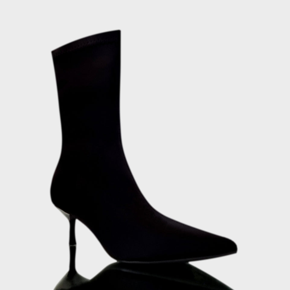 La chica de los stilettos Vista Lateral de Botas de Neoprene Flexible en Color Negro con Taco Acrílico Negro de 5 cm