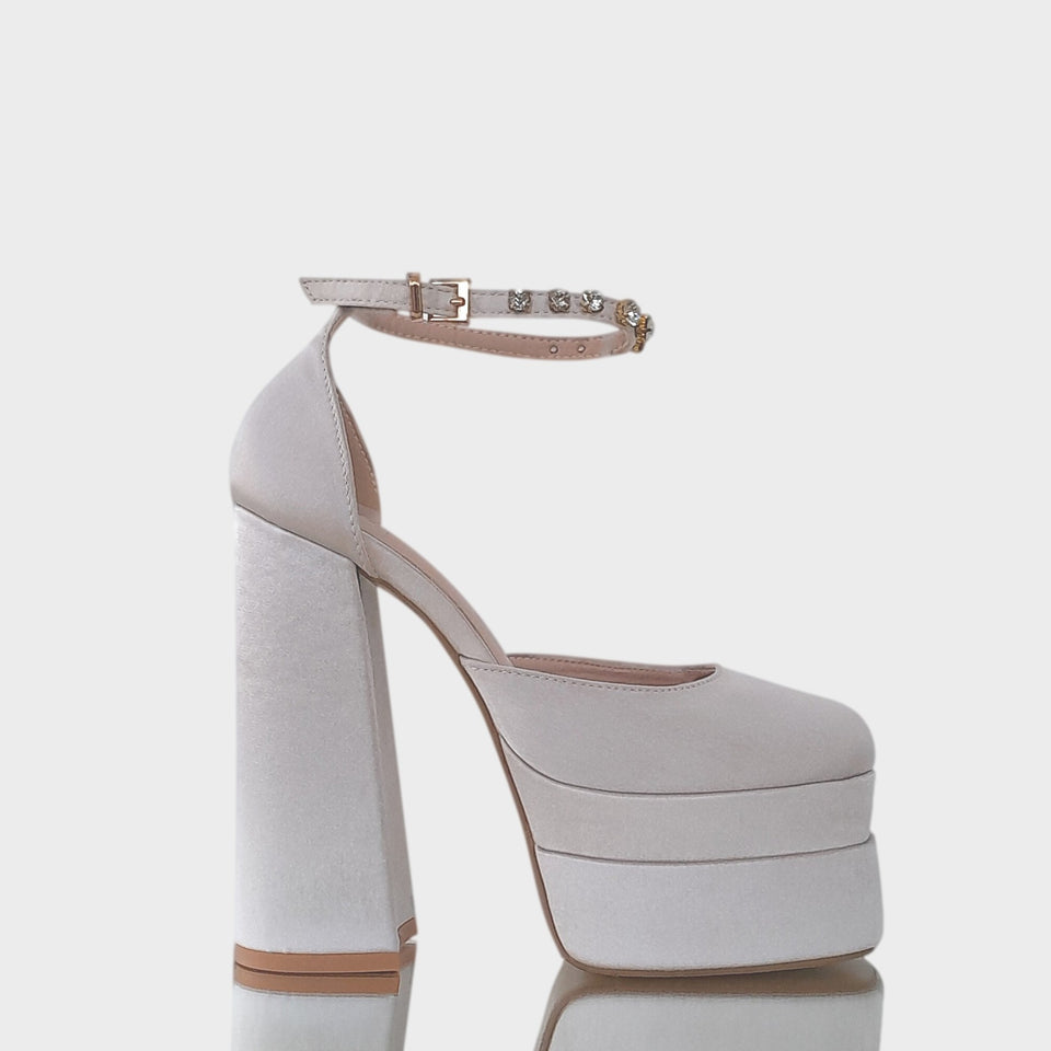 Zapatos con doble plataforma en raso satinado gris perlado con pulsera de cristales y taco bloque de 14 cm