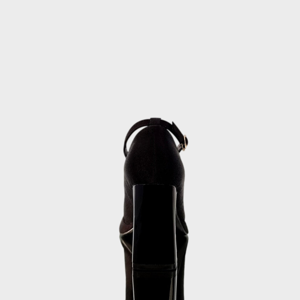 La chica de los stilettos Detalle de Taco de Plataformas Dalia Black en Material Satinado e Impermeabilizado Negro con Taco Bloque Acrílico Negro de 8 cm