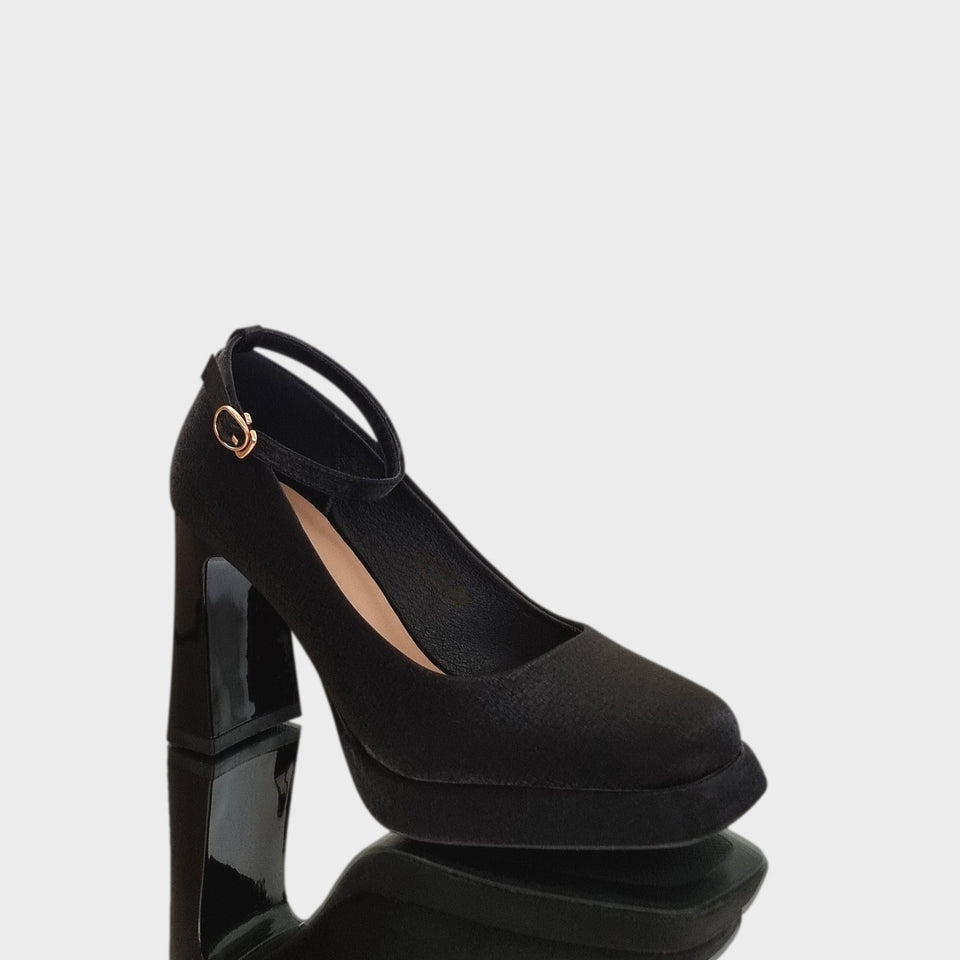 La chica de los stilettos Vista Lateral de Plataformas Dalia Black en Material Satinado e Impermeabilizado Negro con Taco Bloque Acrílico Negro de 8 cm