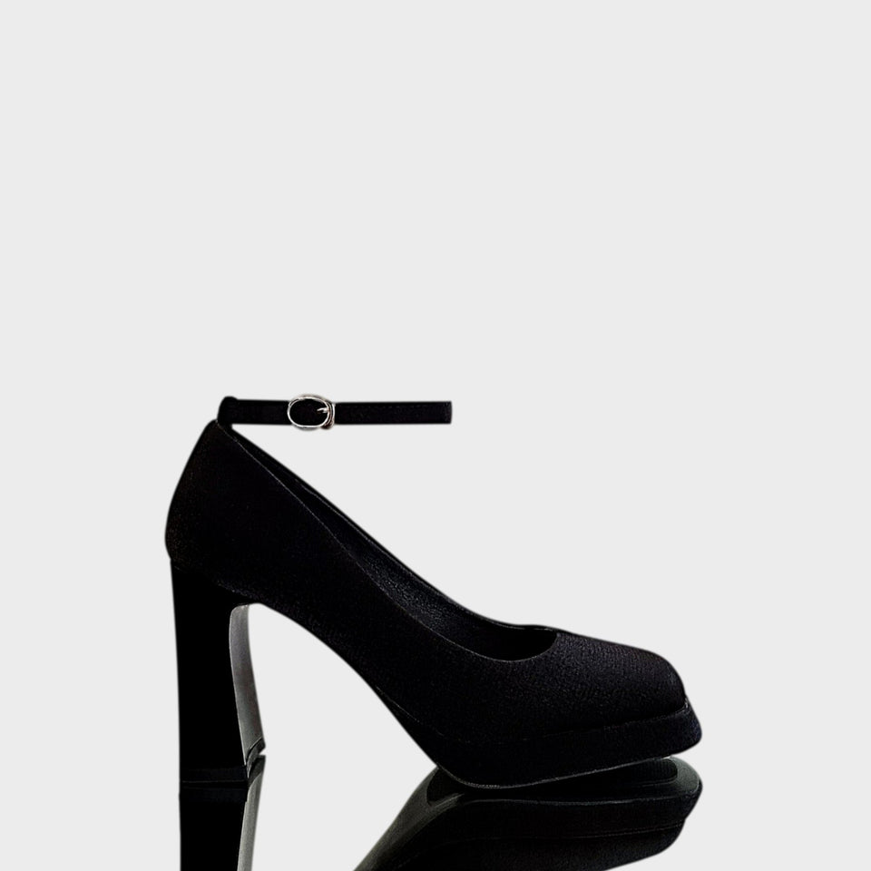 La chica de los stilettos Plataformas Dalia Black en Material Satinado e Impermeabilizado Negro con Taco Bloque Acrílico Negro de 8 cm
