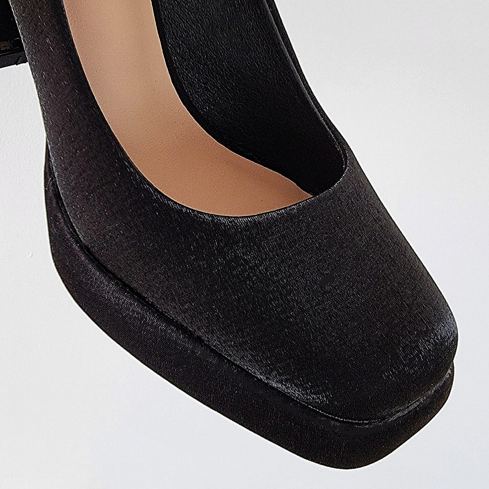La chica de los stilettos Detalle de Punta Cuadrada de Plataformas Dalia Black en Material Satinado e Impermeabilizado Negro con Taco Bloque Acrílico Negro de 8 cm