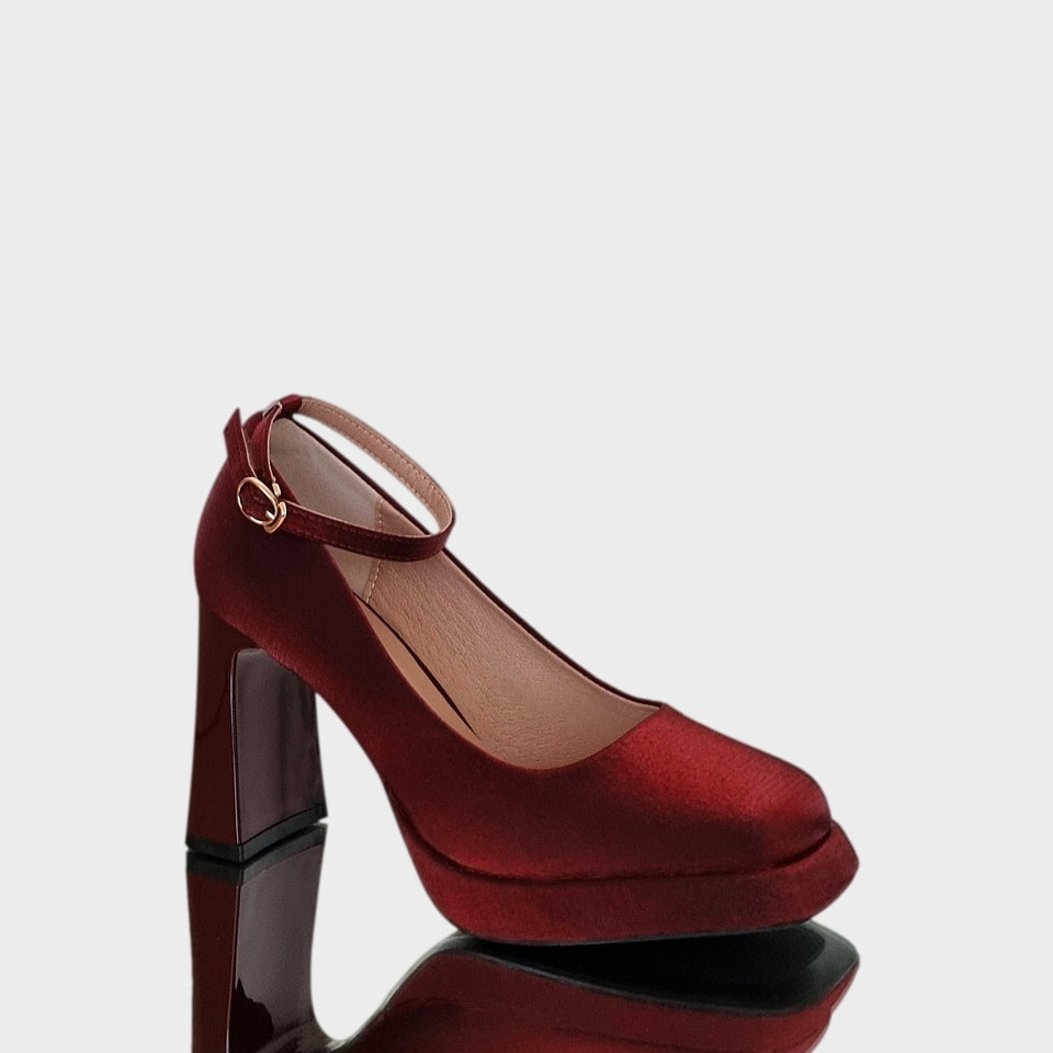 La chica de los stilettos Vista Lateral de Plataformas Dalia Bordeaux en Material Satinado e Impermeabilizado Bordeaux con Taco Bloque Acrílico Bordeaux de 8 cm