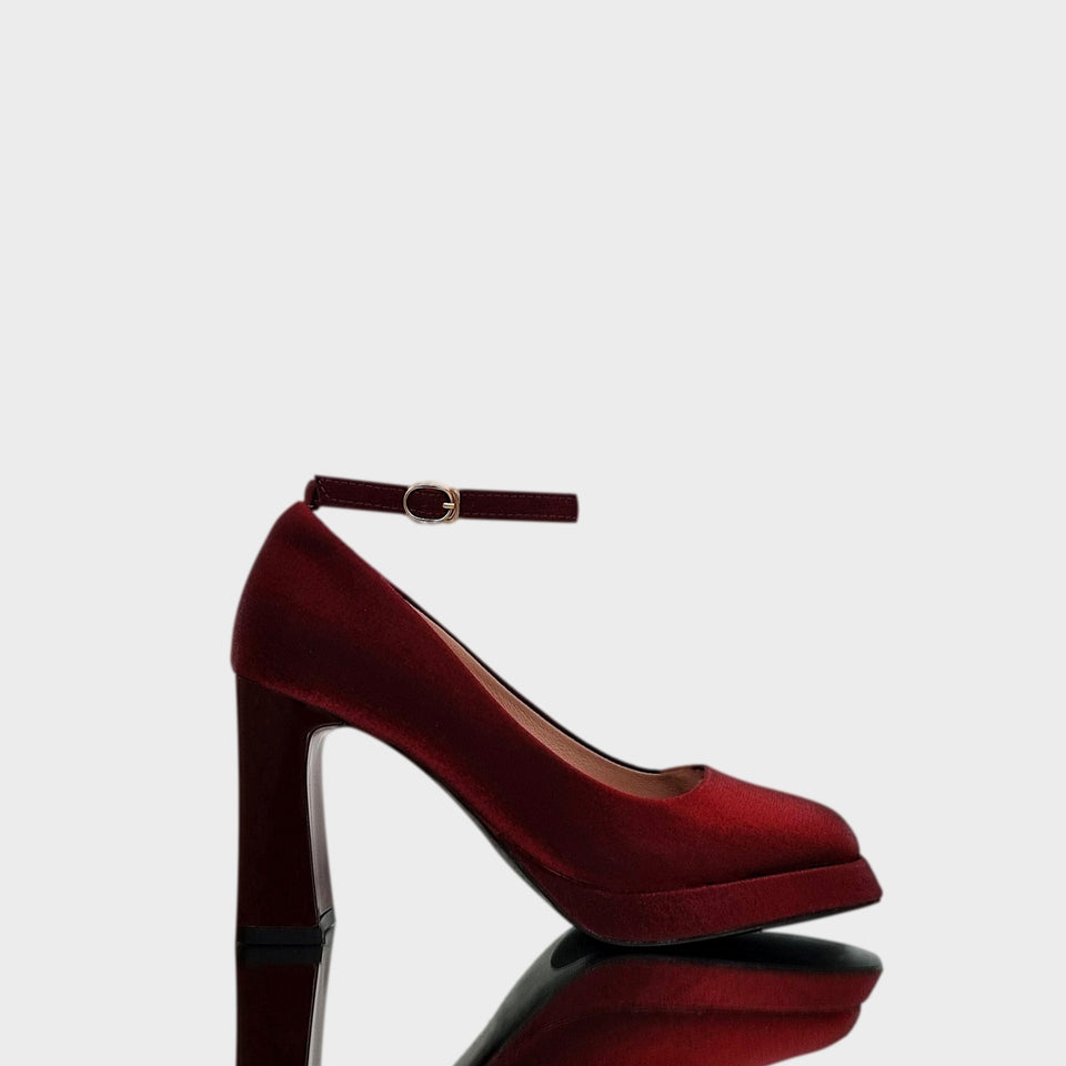 La chica de los stilettos Plataformas Dalia Bordeaux en Material Satinado e Impermeabilizado Bordeaux con Taco Bloque Acrílico Bordeaux de 8 cm