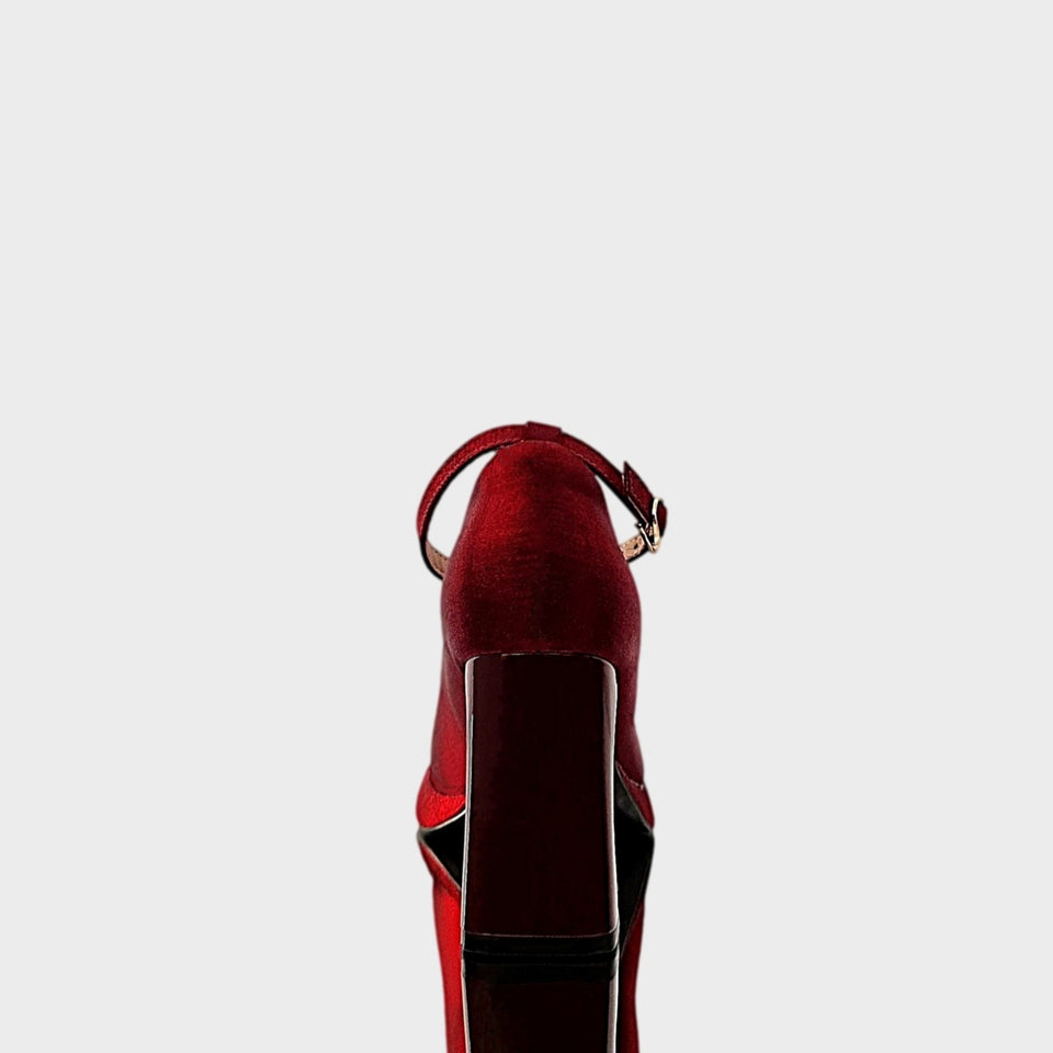 La chica de los stilettos Detalle de Taco de Plataformas Dalia Bordeaux en Material Satinado e Impermeabilizado Bordeaux con Taco Bloque Acrílico Bordeaux de 8 cm