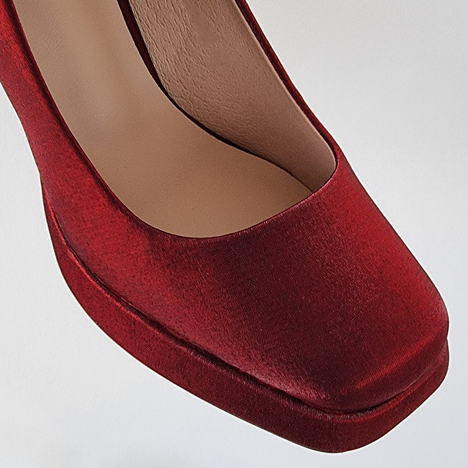La chica de los stilettos Detalle de Punta Cuadrada de Plataformas Dalia Bordeaux en Material Satinado e Impermeabilizado Bordeaux con Taco Bloque Acrílico Bordeaux de 8 cm