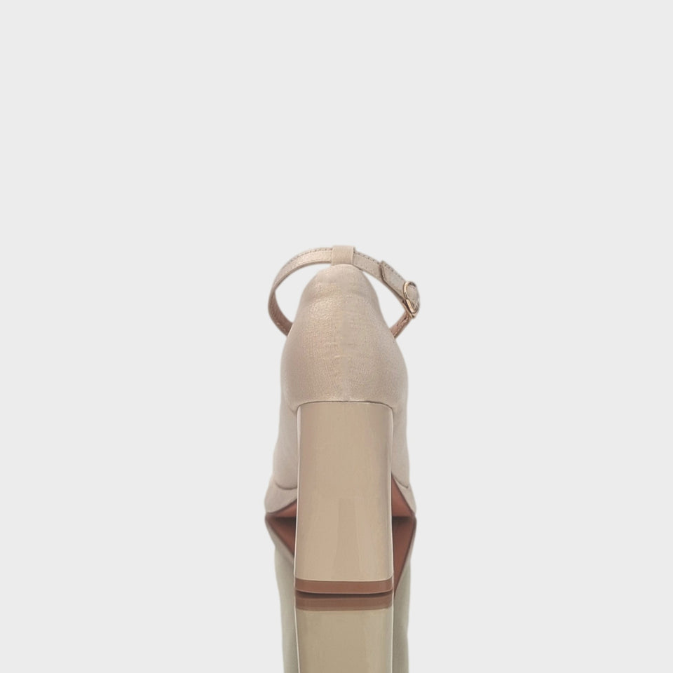 La chica de los stilettos Deatlle de Taco de Plataformas Dalia Champagne en Material Satinado e Impermeabilizado Champagne con Taco Bloque Acrílico Champagne de 8 cm