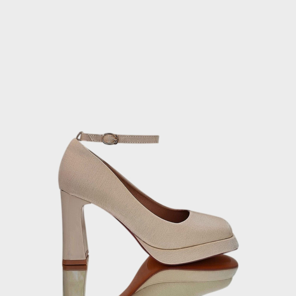 La chica de los stilettos Plataformas Dalia Champagne en Material Satinado e Impermeabilizado Champagne con Taco Bloque Acrílico Champagne de 8 cm