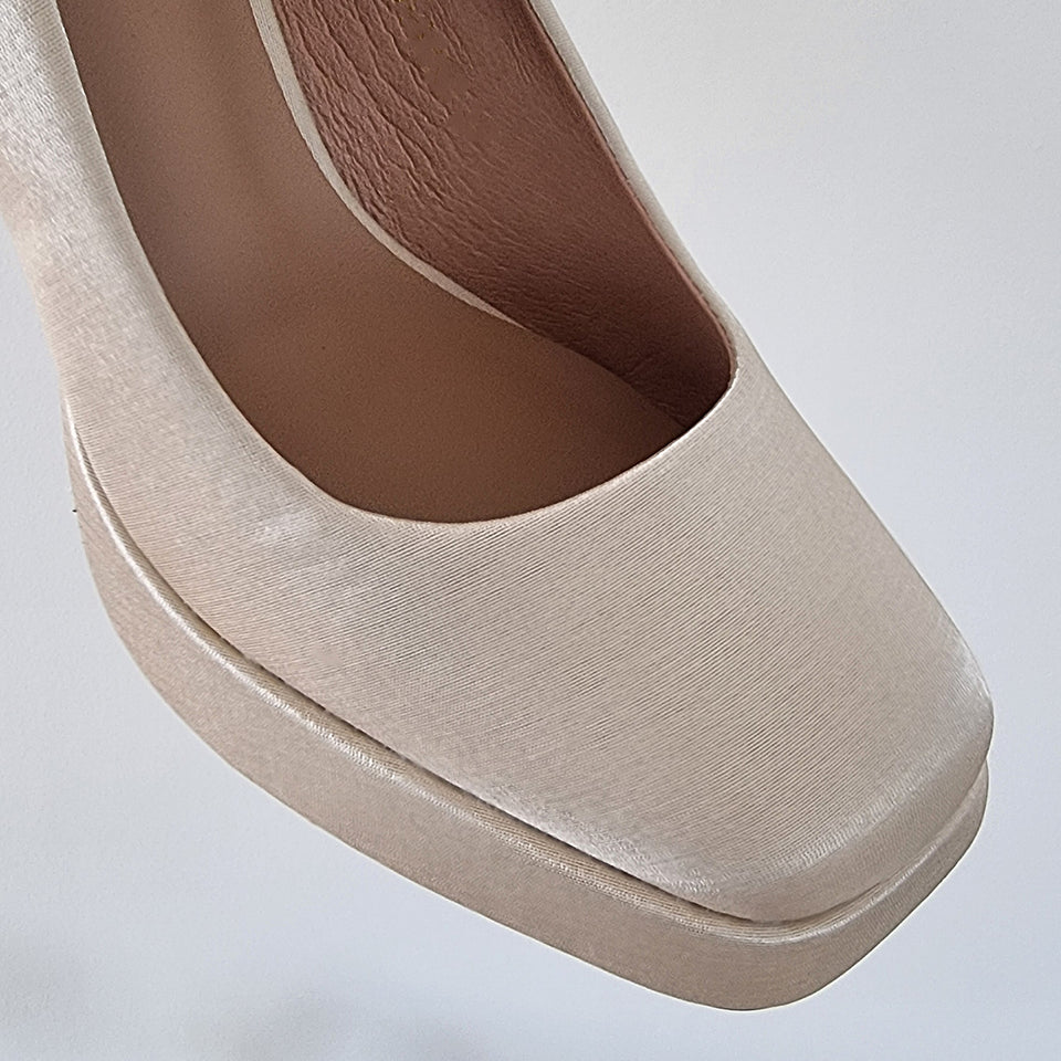 La chica de los stilettos Detalle de Punta Cuadrada de Plataformas Dalia Champagne en Material Satinado e Impermeabilizado Champagne con Taco Bloque Acrílico Champagne de 8 cm