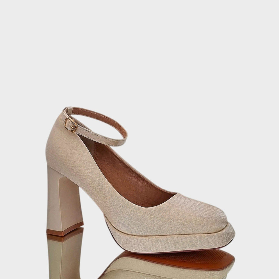 La chica de los stilettos Vista Lateral de Plataformas Dalia Champagne en Material Satinado e Impermeabilizado  Champagne con Taco Bloque Acrílico  Champagne de 8 cm