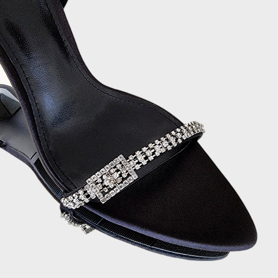 Detalle de tira de strass, con forma de cinturón, de las sandalias Carol Black