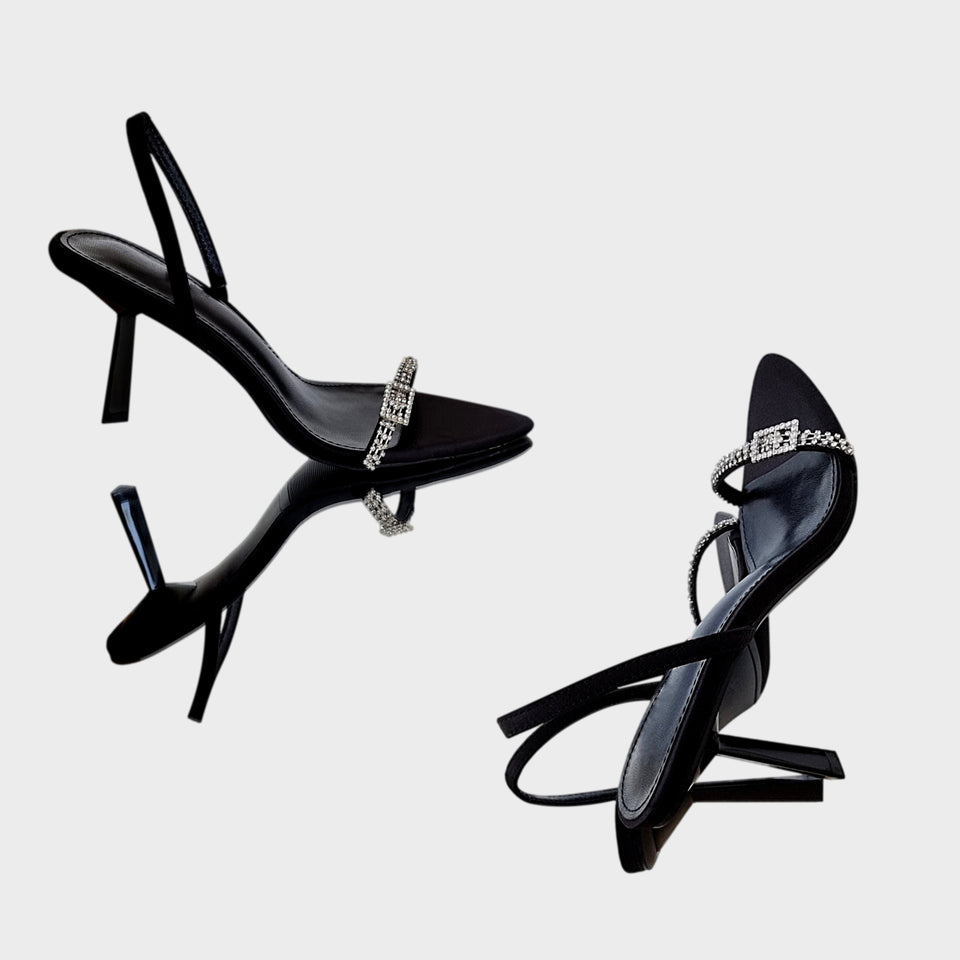 Par de sandalias Carol Black, en raso negro, con tira de strass sobre los dedos y taco geométrico de 8 cm en acrílico al tono