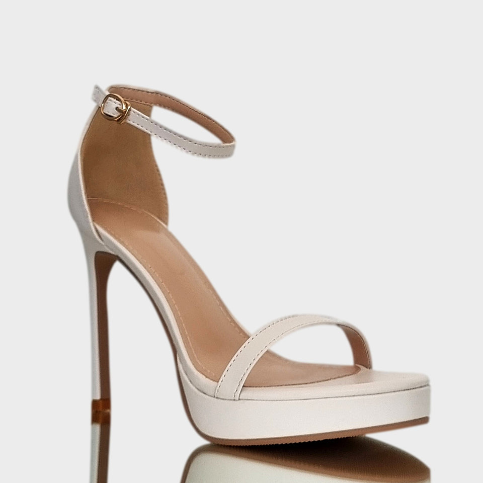 La chica de los stilettos Vista Lateral de Sandalias Gianna White, en Ecocuero Off White, con Taco Fino de 11 cm y Plataforma de 2 cm