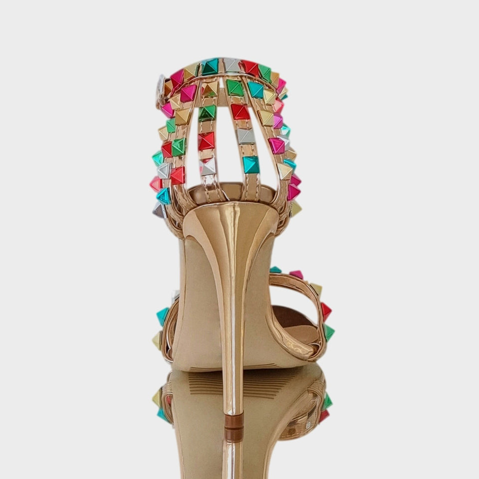 La chica de los stilettos Vista de Talón y Taco de Sandalias Skye Gold en Material Espejado Gold Rose con Aplicaciones Multicolores y Taco de 11 cm