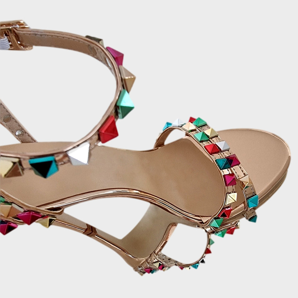 La chica de los stilettos Vista en Detalle de Sandalias Skye Gold en Material Espejado Gold Rose con Aplicaciones Multicolores y Taco de 11 cm