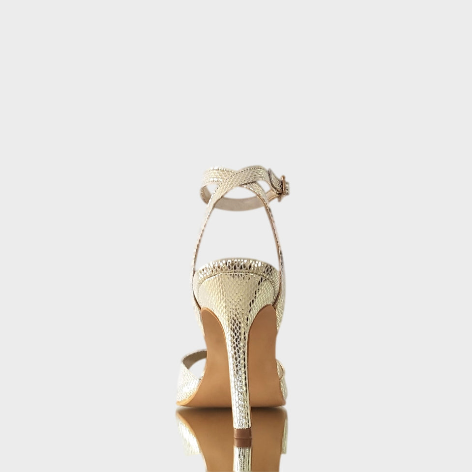 La chica de los stilettos Vista de Talón y Taco de Sandalias Trinity Platino en Eco Crocco Platino con Detalle de Hebillas de Strass y Taco de 10 cm