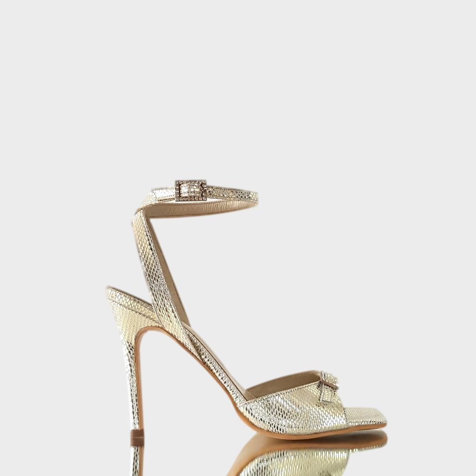 La chica de los stilettos Sandalias Trinity Platino en Eco Crocco Platino con Detalle de Hebillas de Strass y Taco de 10 cm