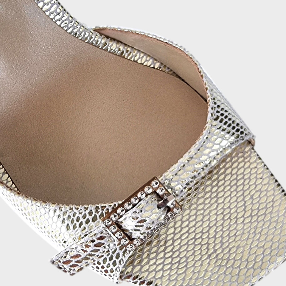 La chica de los stilettos Detalle de Capellada de Sandalias Trinity Platino en Eco Crocco Platino con Detalle de Hebillas de Strass y Taco de 10 cm