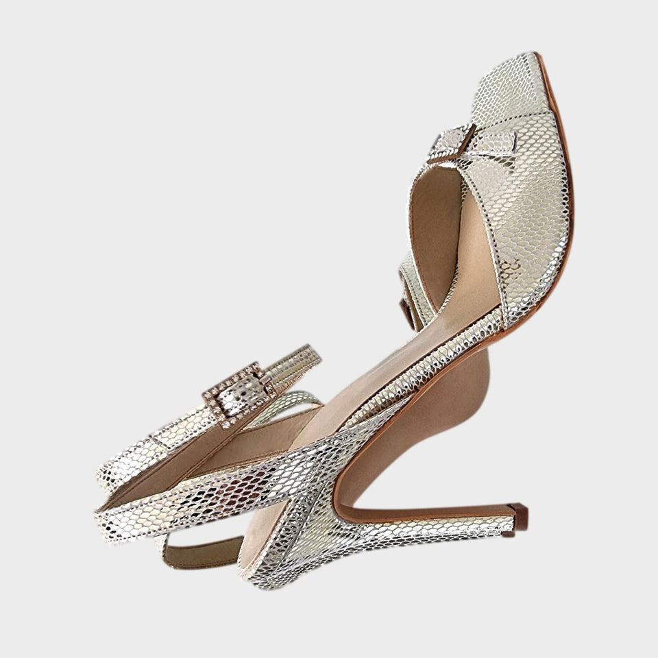 La chica de los stilettos Vista Lateral Sandalias Trinity Platino en Eco Crocco Platino con Detalle de Hebillas de Strass y Taco de 10 cm
