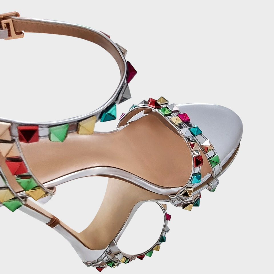 La chica de los stilettos Vista en Detalle de Sandalias Skye Silver en Material Espejado Plata con Aplicaciones Multicolores y Taco de 11 cm
