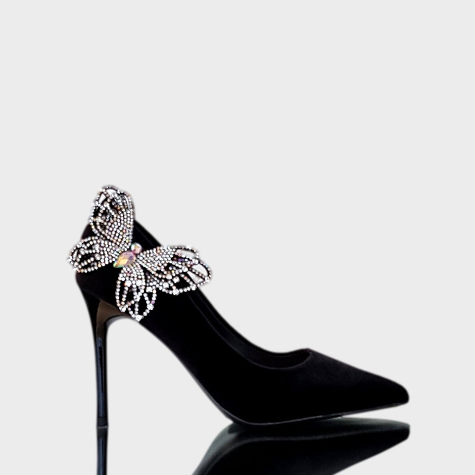 La chica de los stilettos Stilettos Atlas en Terciopelo Negro con Alique de Cristales en Forma de Mariposa en Laterales Externos y Taco Acrílico de 10.5 cm