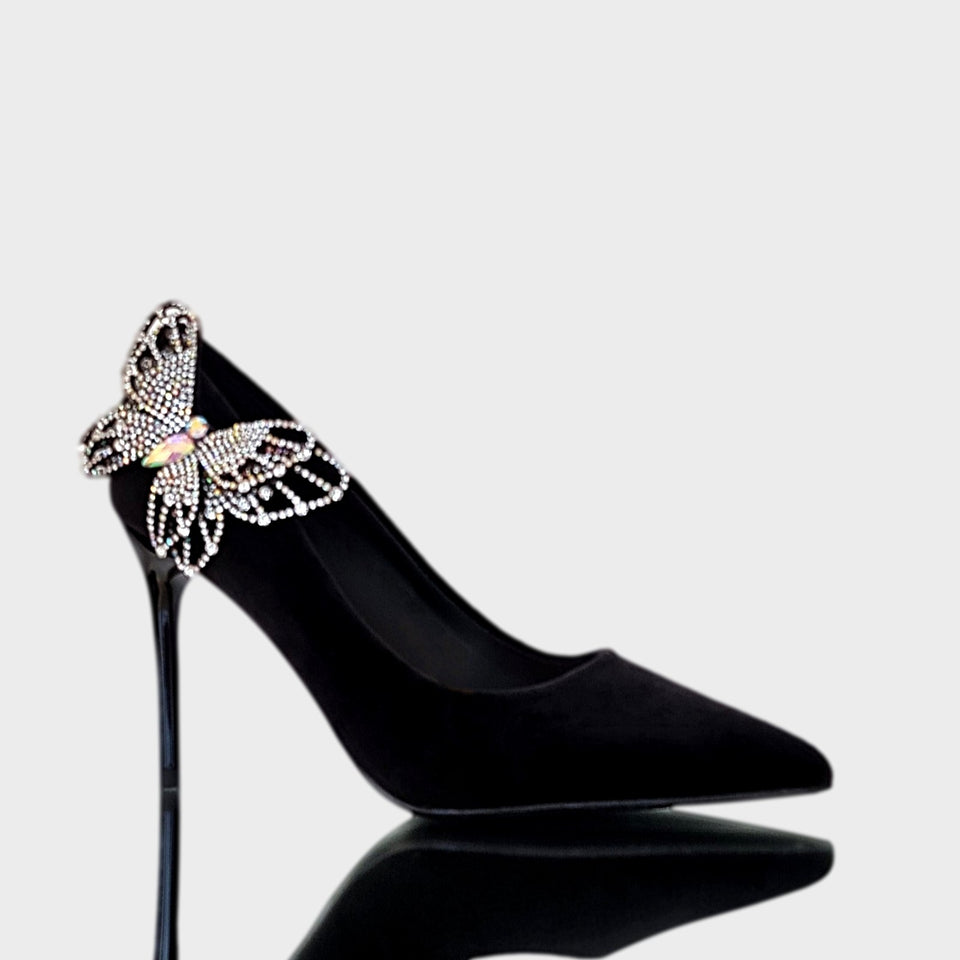La chica de los stilettos Vista Lateral de Stilettos Atlas en Terciopelo Negro con Alique de Cristales en Forma de Mariposa en Laterales Externos y Taco Acrílico de 10.5 cm