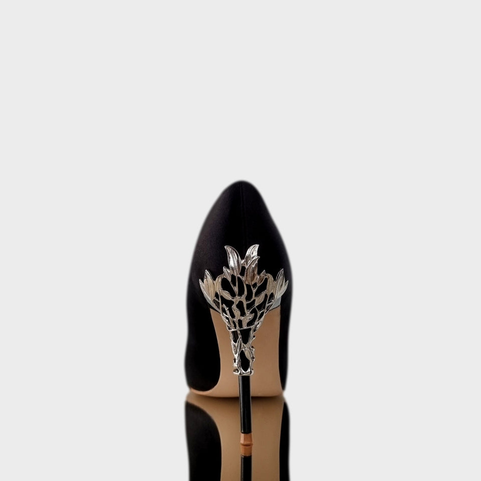 La chica de los stilettos Stilettos Ava 21 Black en Raso Negro con Detalle de Metal en Talón y Taco y Delicado Taco de Acrílico al Tono de 10.5 cm Vista de Adorno Talón